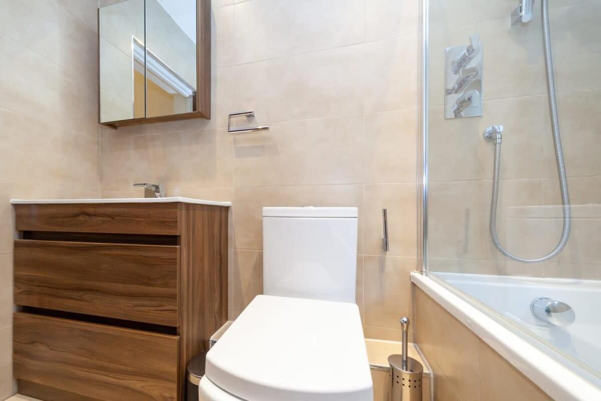 Spacious 2 Bedroom Maisonette In Stratford Лондон Экстерьер фото